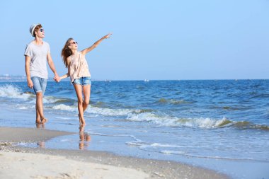 sahil üzerinde yürüme Çift