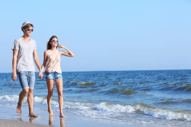 sahil üzerinde yürüme Çift