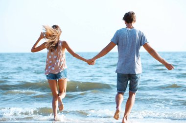 Denizde oynayan Çift