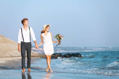 Mutlu çift sahil üzerinde yürüme