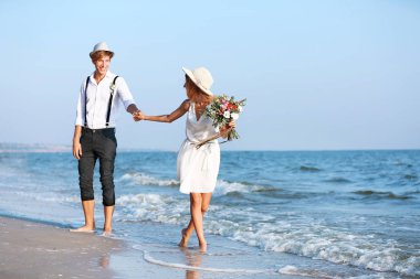 Mutlu çift sahil üzerinde yürüme