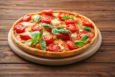 Pizza Margarita ahşap arka plan üzerinde