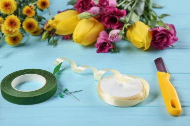 Güzel çiçekler ve çiçekçi donanımları 