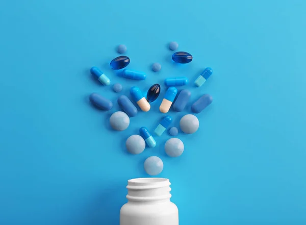 Куча голубых таблеток — стоковое фото