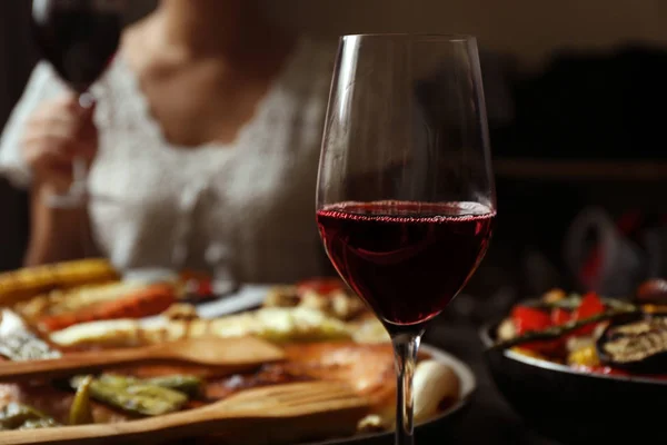 Heerlijk diner met gegrilde groenten — Stockfoto