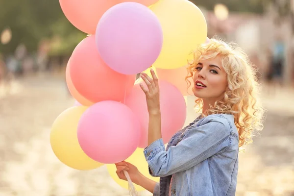 Vrouw met lucht ballonnen — Stockfoto