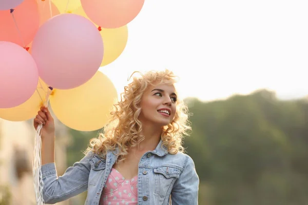 Woman holding air balloons — Stock Photo, Image