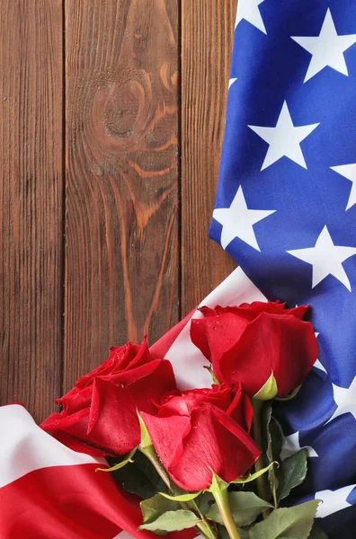 Червоні троянди на прапорі США — стокове фото