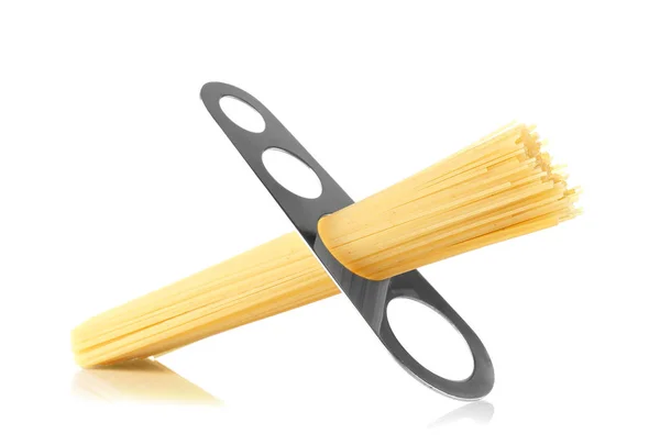 Espaguete com bastão de medição, isolado sobre branco — Fotografia de Stock