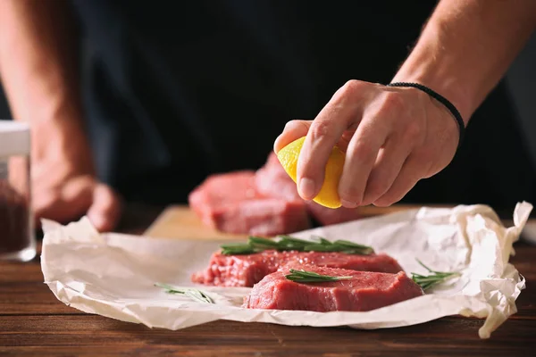 Slager koken varkensvlees — Stockfoto