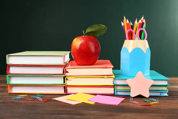 Manzana y libros con accesorios —  Fotos de Stock