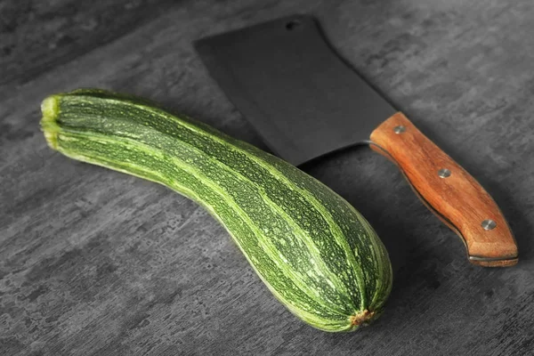 Frische Zucchini und Messer — Stockfoto