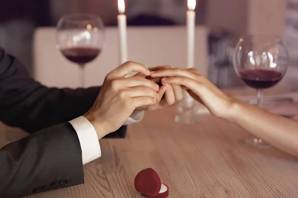 Man making marriage proposal to girlfriend at restaurant — Stock Photo, Image