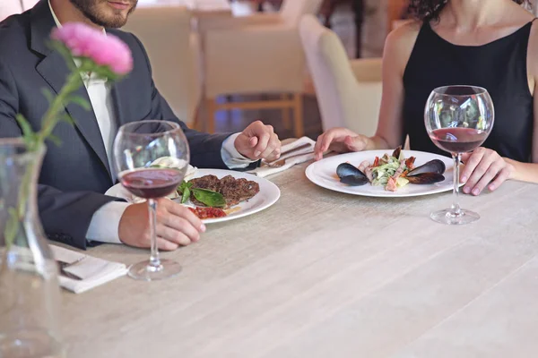 Homem e mulher jantando no restaurante, close up — Fotografia de Stock