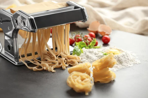 Making tagliatelle with pasta machine — Stock Photo, Image