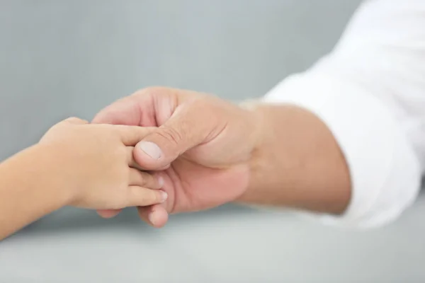 Oude en jonge handen, close-up — Stockfoto