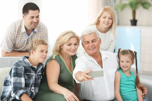 Famiglia Felice Prendendo Selfie Casa — Foto Stock