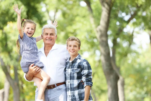 Grootvader Met Kleinkinderen Park — Stockfoto