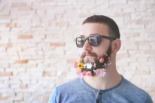 Человек в солнцезащитных очках с бородой цветов — стоковое фото