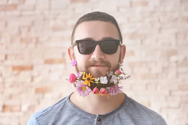 Man in sunglasses with beard of flowers — Stock Photo, Image