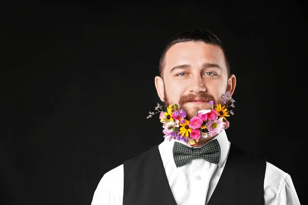 Man met baard van bloemen — Stockfoto