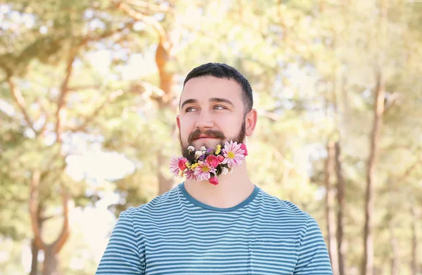Man met baard van bloemen — Stockfoto