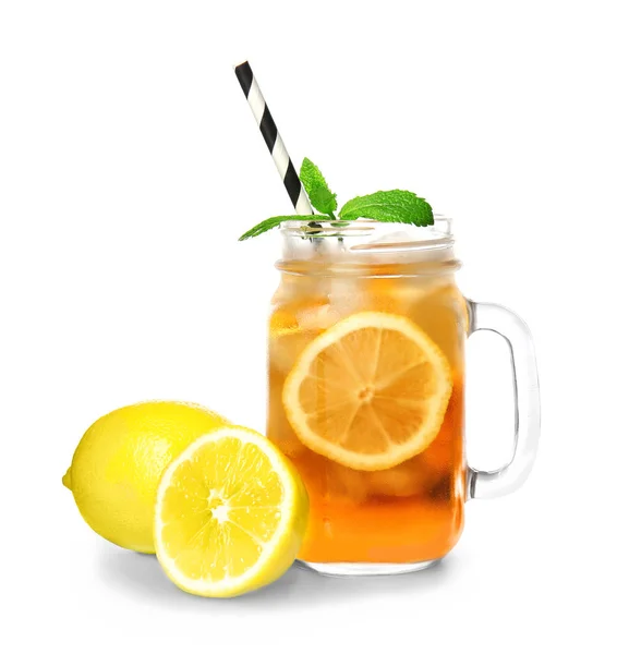 Холодный чай с лимоном — стоковое фото