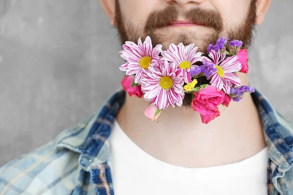 花のひげを持つ男 — ストック写真