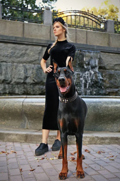 Femme et son chien près de la fontaine — Photo