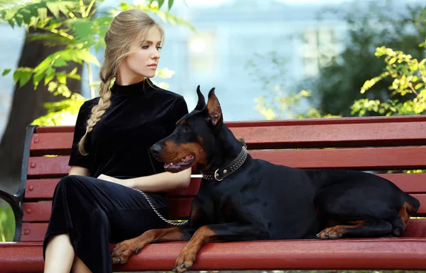 Mujer y su perro en el parque — Foto de Stock