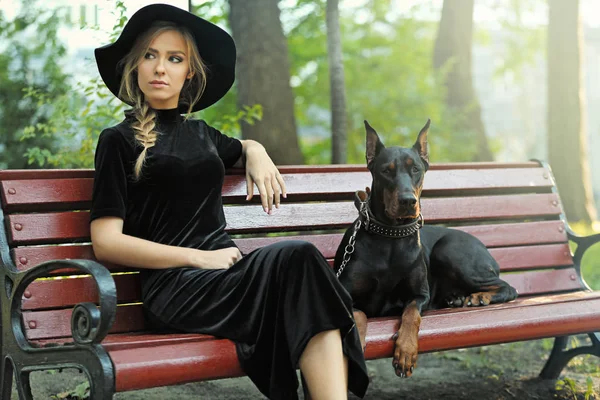 年轻女子和她的狗在公园里 — 图库照片