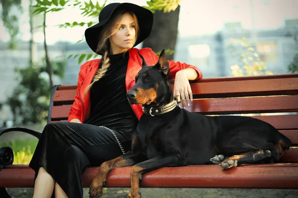 Donna e il suo cane nel parco — Foto Stock