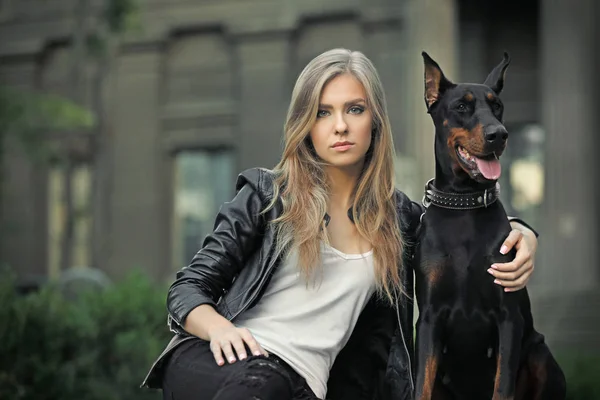Женщина со своей собакой на улице — стоковое фото