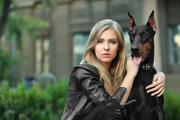 밖에 개와 함께 있는 여자 — 스톡 사진