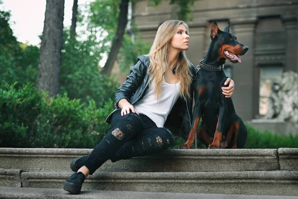 Mulher sentada nas escadas com seu cão — Fotografia de Stock