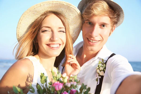 Jonge gelukkige paar nemen selfie — Stockfoto