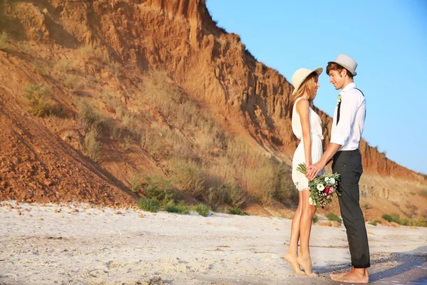 Happy couple on cliff background — Stock Photo, Image