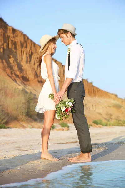 Feliz pareja en el fondo del acantilado — Foto de Stock