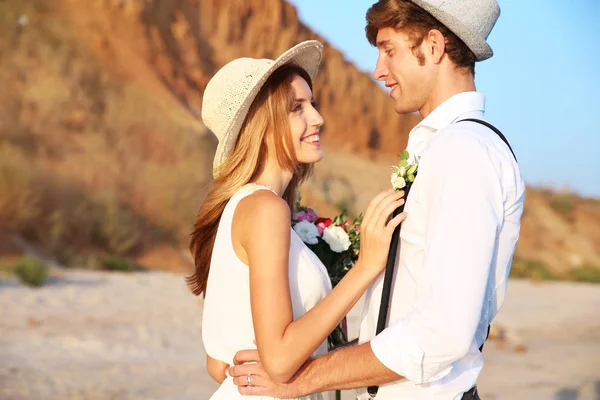 Happy couple on cliff background — Stock Photo, Image