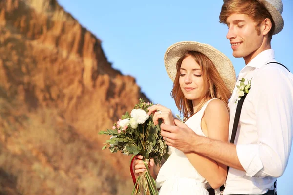 Lyckliga paret på cliff bakgrund — Stockfoto