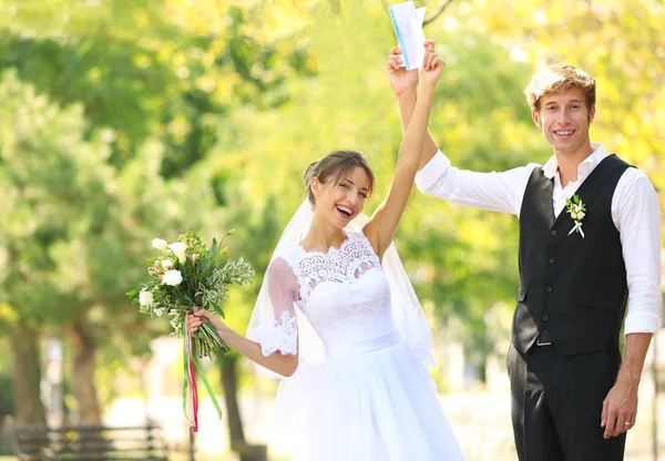 Noiva e noivo com bilhetes no parque — Fotografia de Stock