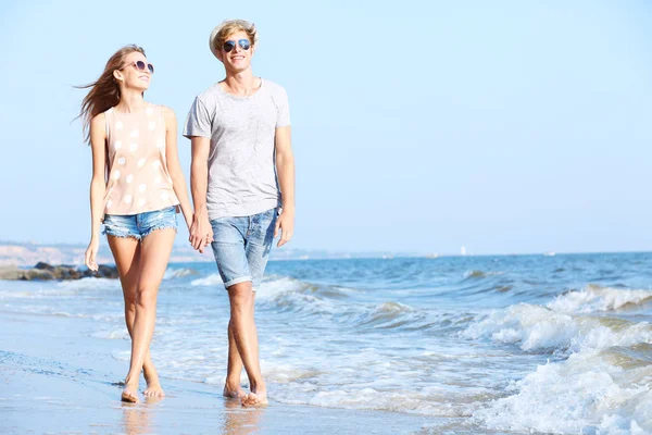 해변에 산책 하는 커플 — 스톡 사진