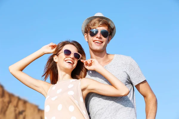 Couple sur fond bleu ciel — Photo