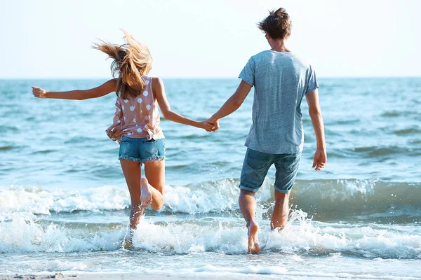 Pareja jugando en el mar —  Fotos de Stock