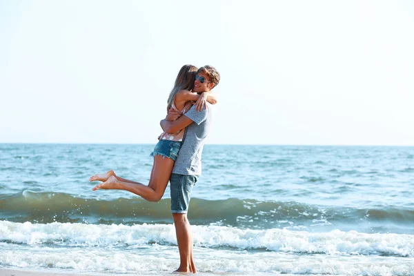 Couple sur fond de mer — Photo