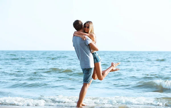 Couple sur fond de mer — Photo