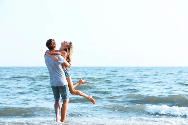 Paar auf dem Meer Hintergrund — Stockfoto