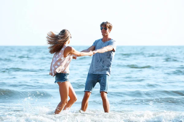 Pareja jugando en el mar —  Fotos de Stock