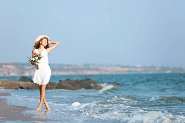 Young happy woman — Stock Photo, Image