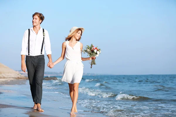 幸せなカップルの海岸の上を歩く — ストック写真